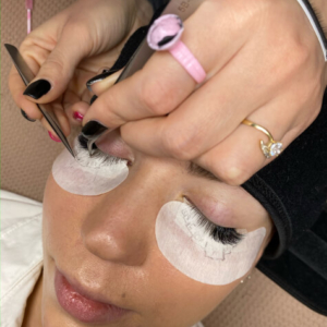 Alaptól a profi kategóriáig szempilla építő képzés